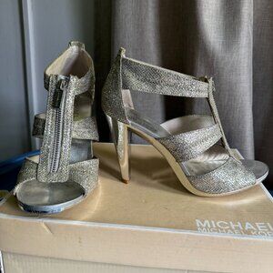 Michael Kors SIlver Berkley T-Strap Sandals size 7 1/2M, Silver Glitter W/Zipper